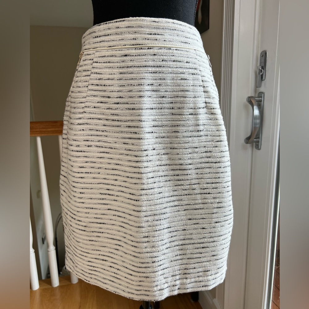 H & M WHITE AND BLACK BACK ZIPPER FULLY LINED SKIRT WITH TWO ZIPPERED‎ POCKETS